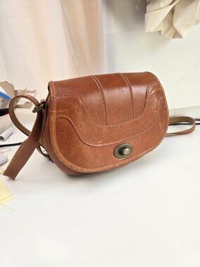 TOPSHOP Brown Leather Crossbody Bag – Turn‑Lock Closure